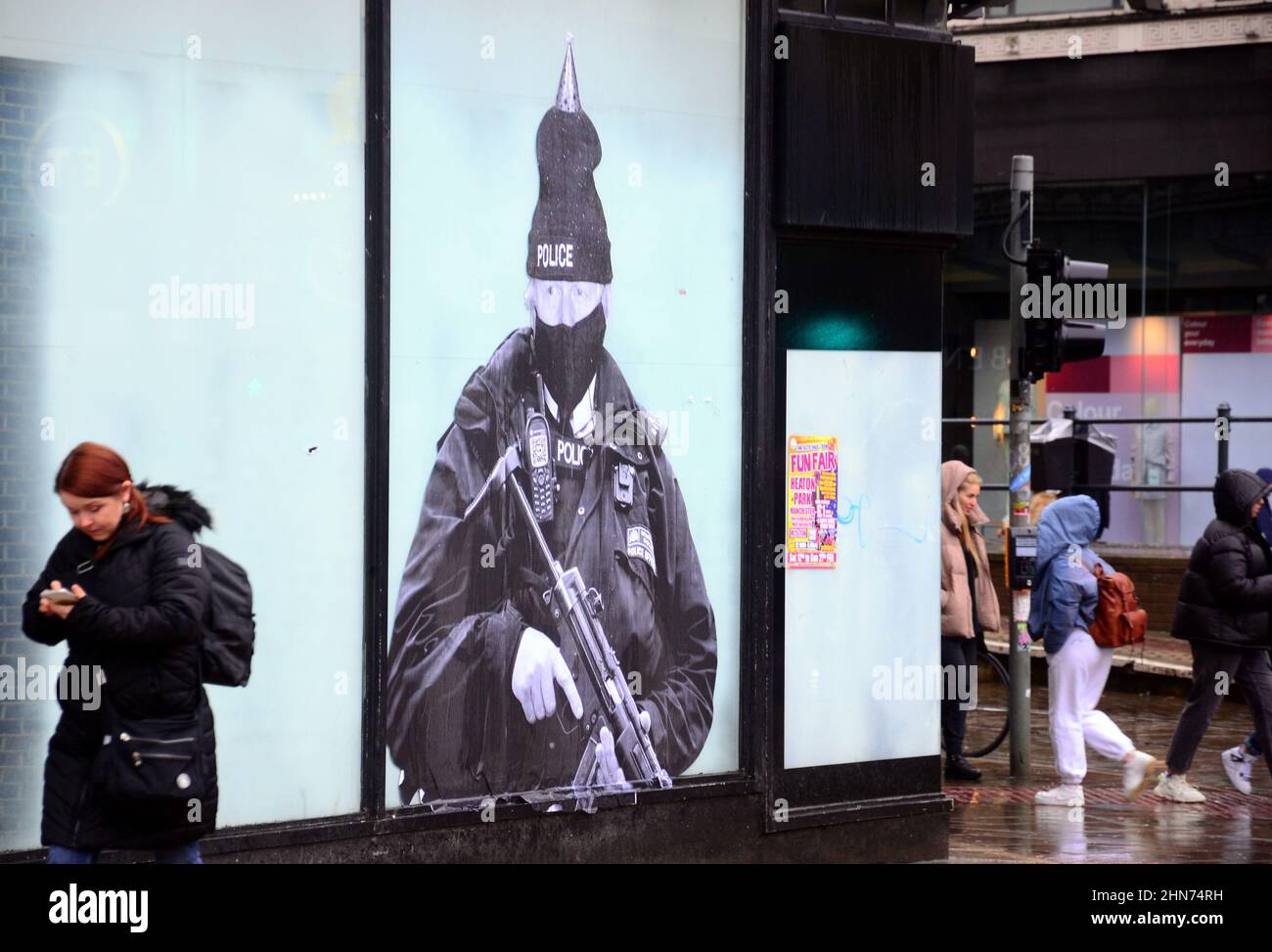 Im Zentrum von Manchester, Großbritannien, erschien ein humorvolles Wandgemälde mit dem britischen Premierminister Boris Johnson, der als Polizist mit einem Partyhut gekleidet war. Stockfoto