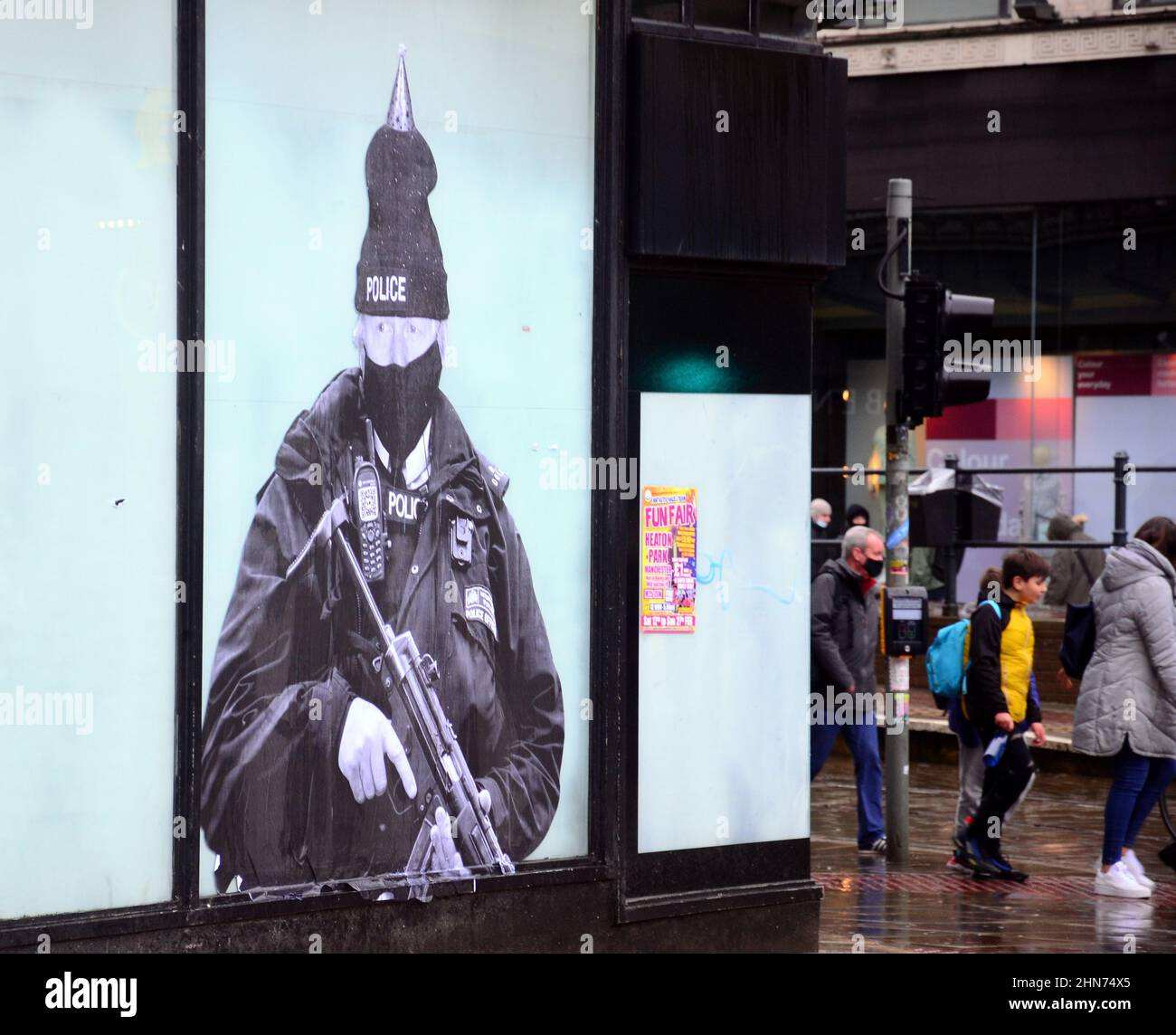 Im Zentrum von Manchester, Großbritannien, erschien ein humorvolles Wandgemälde mit dem britischen Premierminister Boris Johnson, der als Polizist mit einem Partyhut gekleidet war. Stockfoto