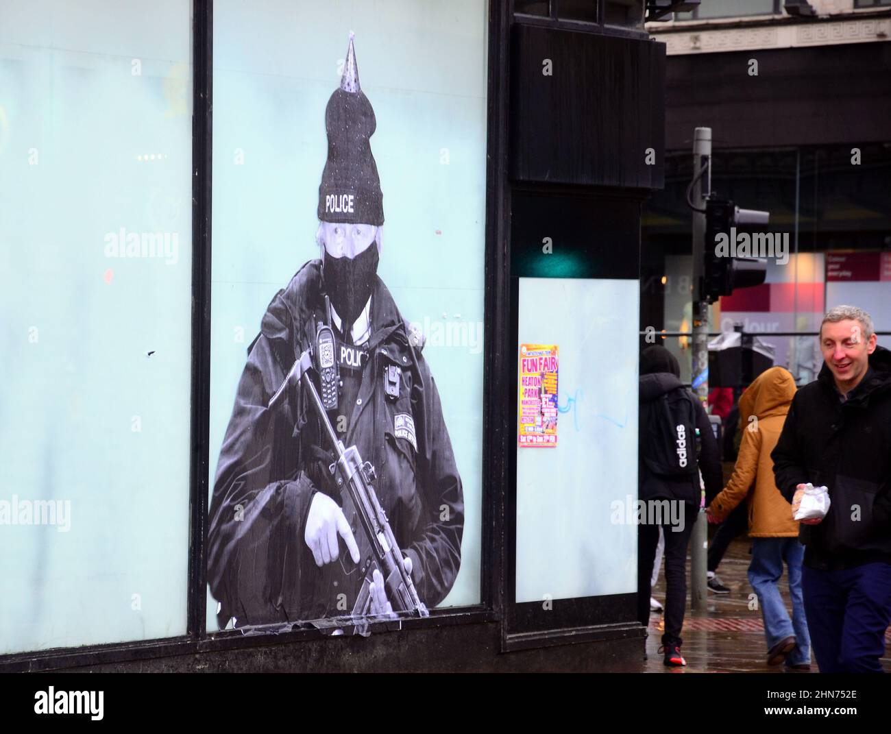 Im Zentrum von Manchester, Großbritannien, erschien ein humorvolles Wandgemälde mit dem britischen Premierminister Boris Johnson, der als Polizist mit einem Partyhut gekleidet war. Stockfoto
