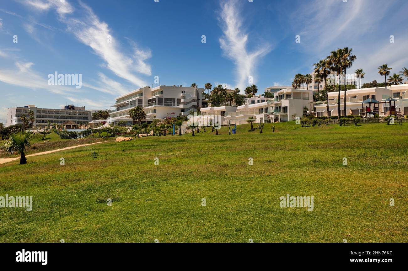 Sommerlandschaft mit Luxushotels und Villen. Ayia Napa Resort, Zypern. Stockfoto