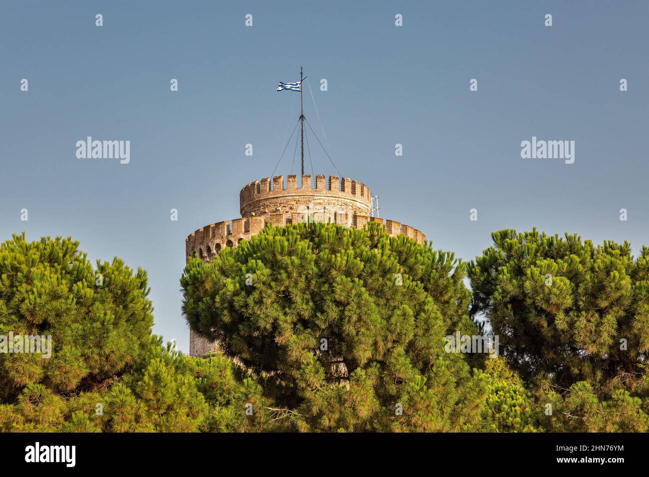 Weißer Turm. Eine osmanische Festung und ein ehemaliges Gefängnis, in dem eine interaktive Ausstellung zur Stadtgeschichte gezeigt wird. Thessaloniki, Griechenland. Stockfoto