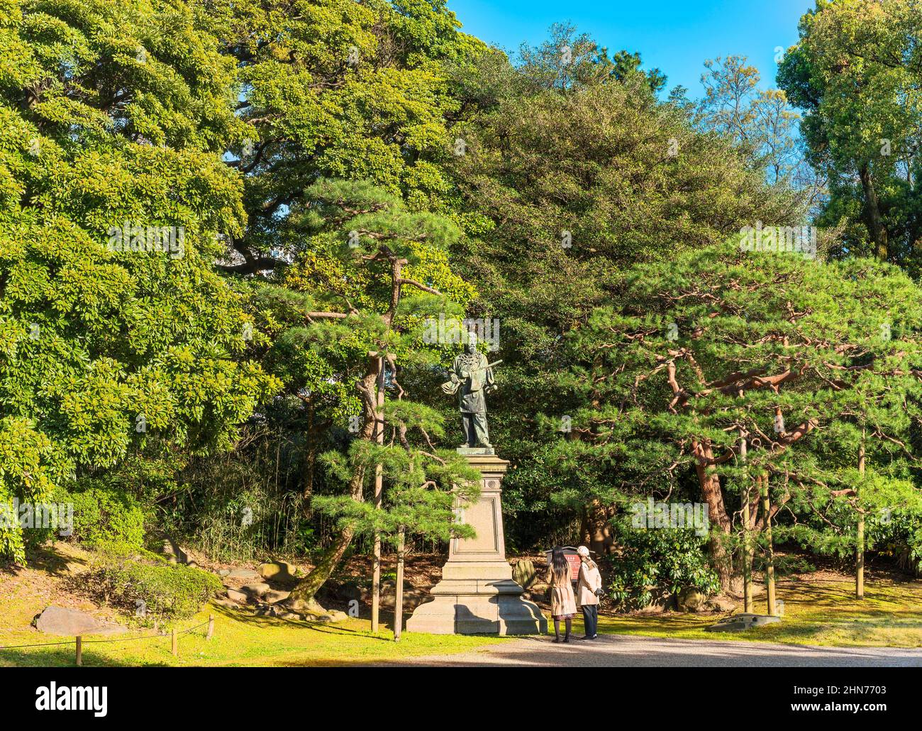 tokio, japan - 09 2021. april: Touristen am Fuß der bronzenen oxidierten Statue des japanischen Helden Umashimadenomikoto, die 1894 von Chokichi Suzuki o modelliert wurde Stockfoto