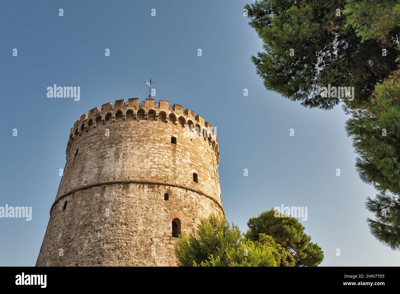 Weißer Turm. Eine osmanische Festung und ein ehemaliges Gefängnis, in dem eine interaktive Ausstellung zur Stadtgeschichte gezeigt wird. Thessaloniki, Griechenland. Stockfoto