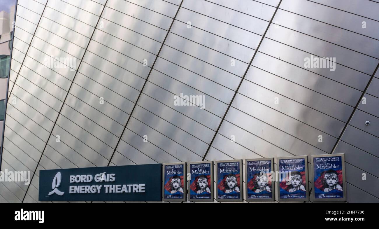 Das Schild vor dem Bord Gais Theater in Dublin für das Musical Les Misérables, das als das beliebteste Musical der Welt bezeichnet wird Stockfoto