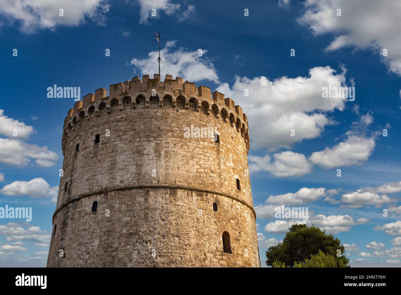 Weißer Turm. Eine osmanische Festung und ein ehemaliges Gefängnis, in dem eine interaktive Ausstellung zur Stadtgeschichte gezeigt wird. Thessaloniki, Griechenland. Stockfoto