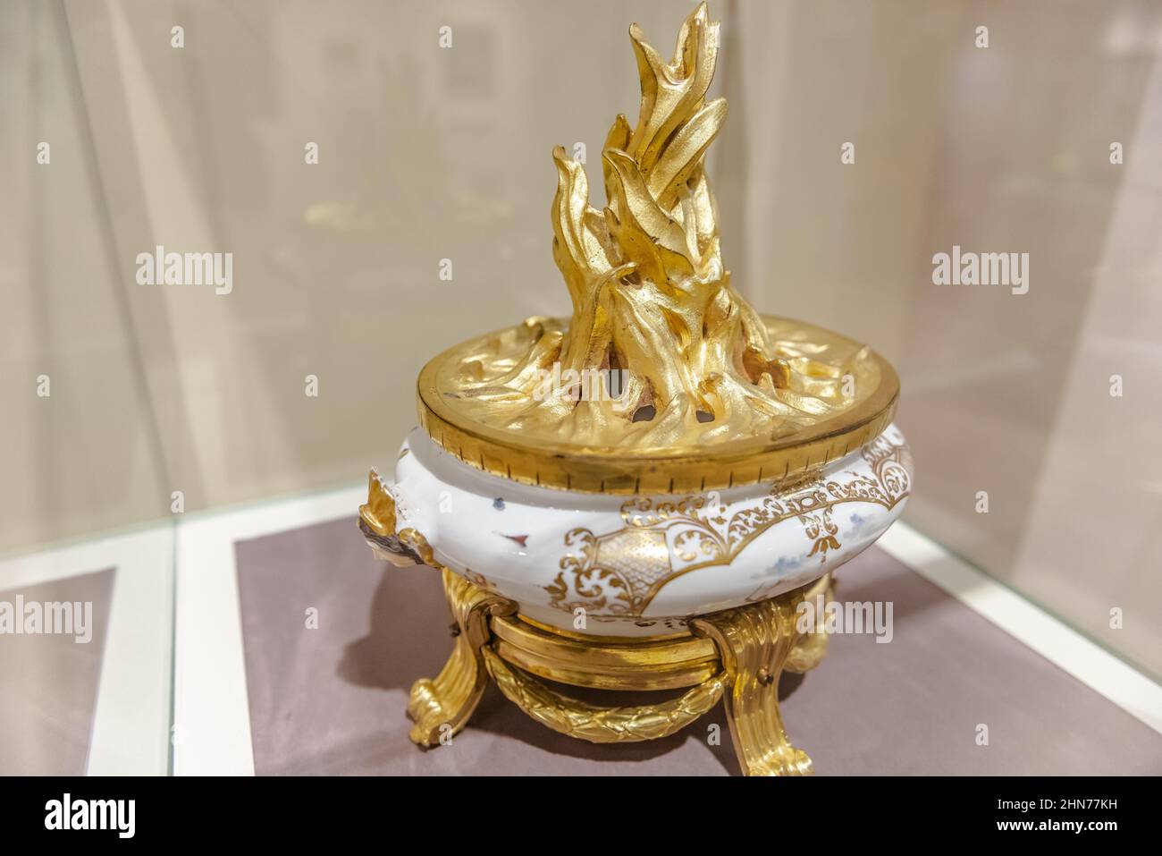 Vase Räuchergefäß aus der Mitte des 19th. Jahrhunderts. Hergestellt in der Meissener Porzellanfabrik. Fayence, Glasur, Überglasur und Goldmalerei. Bronzeguss und gi Stockfoto