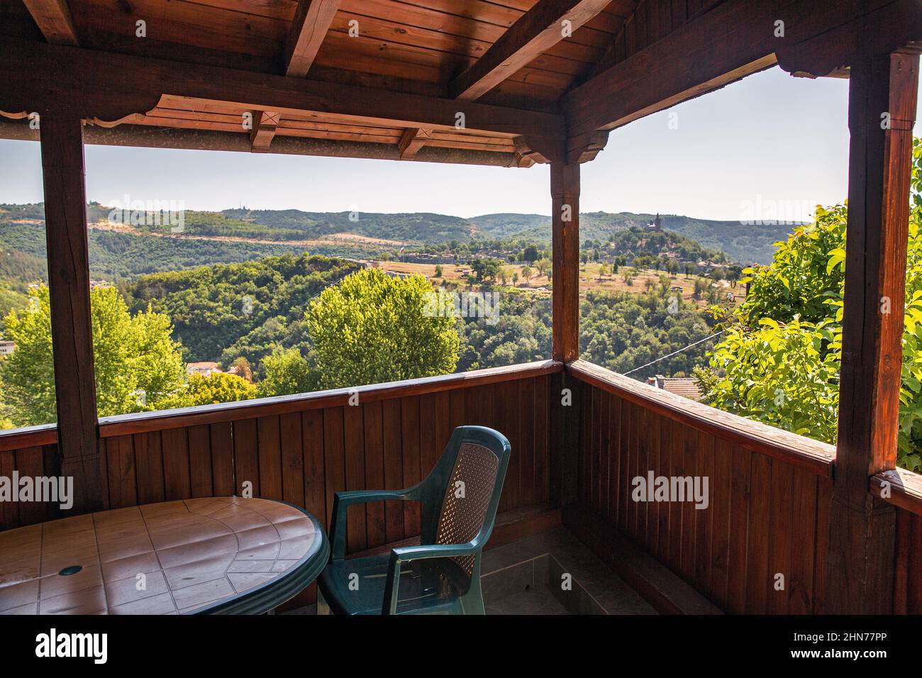 Blick von der hölzernen Veranda über Veliko Tarnovo mit der Festung Tsarevets, der Kathedrale von Ascension und dem Architektur- und Museumsreservat Trapeziza in Bulga Stockfoto