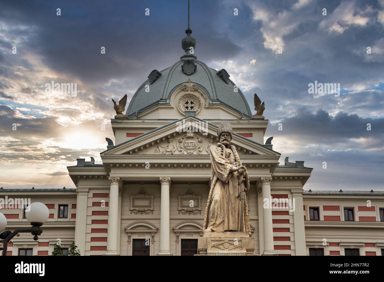 Dramatischer Himmel über der Statue von Mihail Cantacuzino und dem Coltea Clinical Hospital in Bukarest, der Hauptstadt Rumäniens. Das Krankenhaus wurde 1704 gebaut, zerstöre Stockfoto