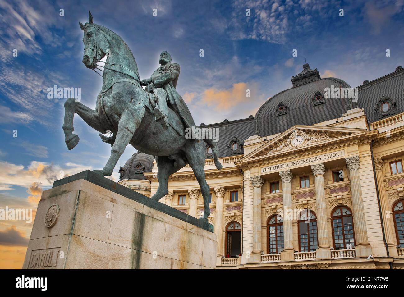 Dramatischer Sonnenuntergang Himmel und Reiterstatue von Carol I vor der Universitätsbibliothek in Bukarest, Rumänien Stockfoto