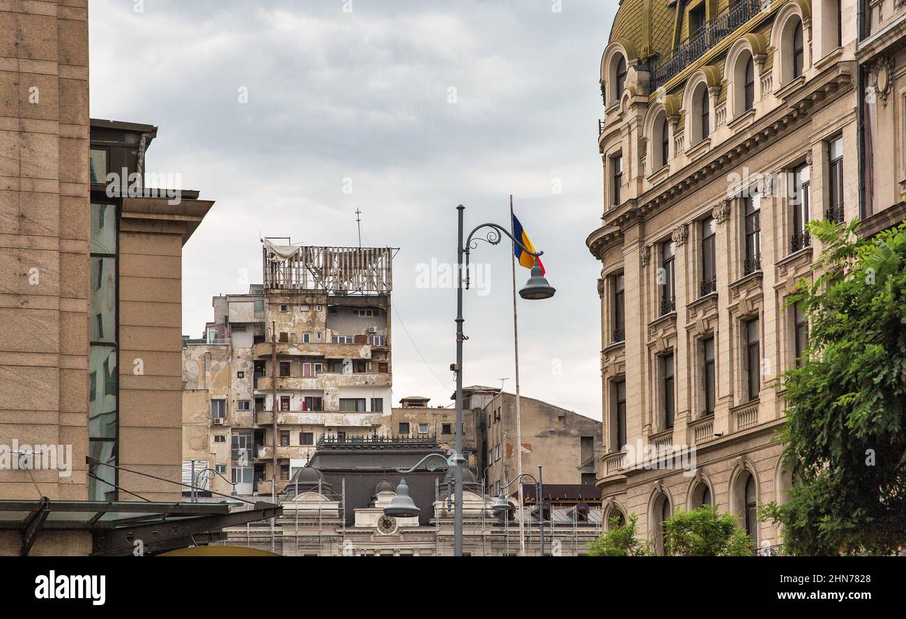 Ein verfallenes, mehrstöckiges Wohngebäude mitten im Zentrum von Bukarest, Rumänien. Stockfoto