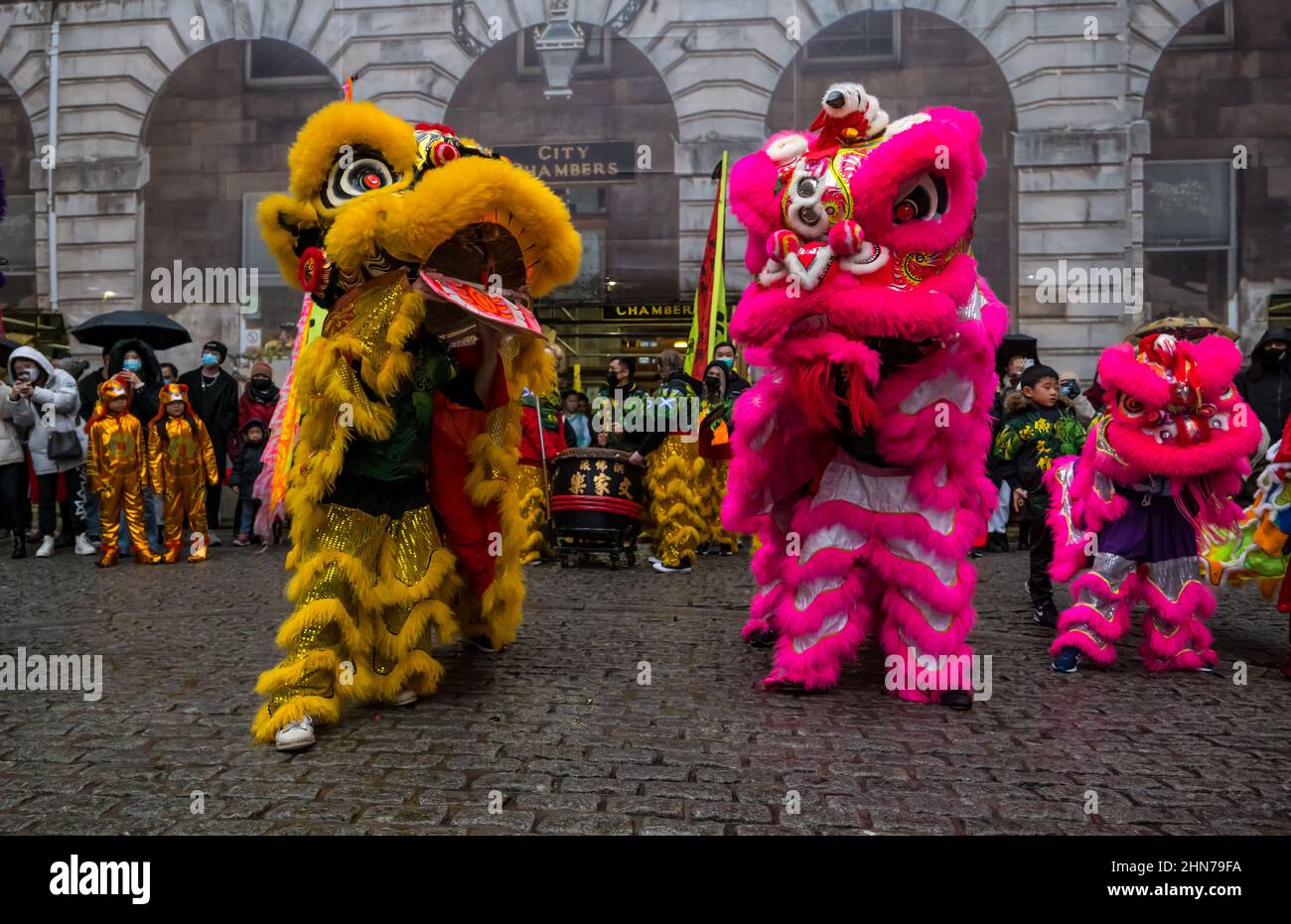 Chinesische Neujahrsfeier mit Künstlern in bunten Kostümen, City Chambers, Edinburgh, Schottland, Großbritannien Stockfoto
