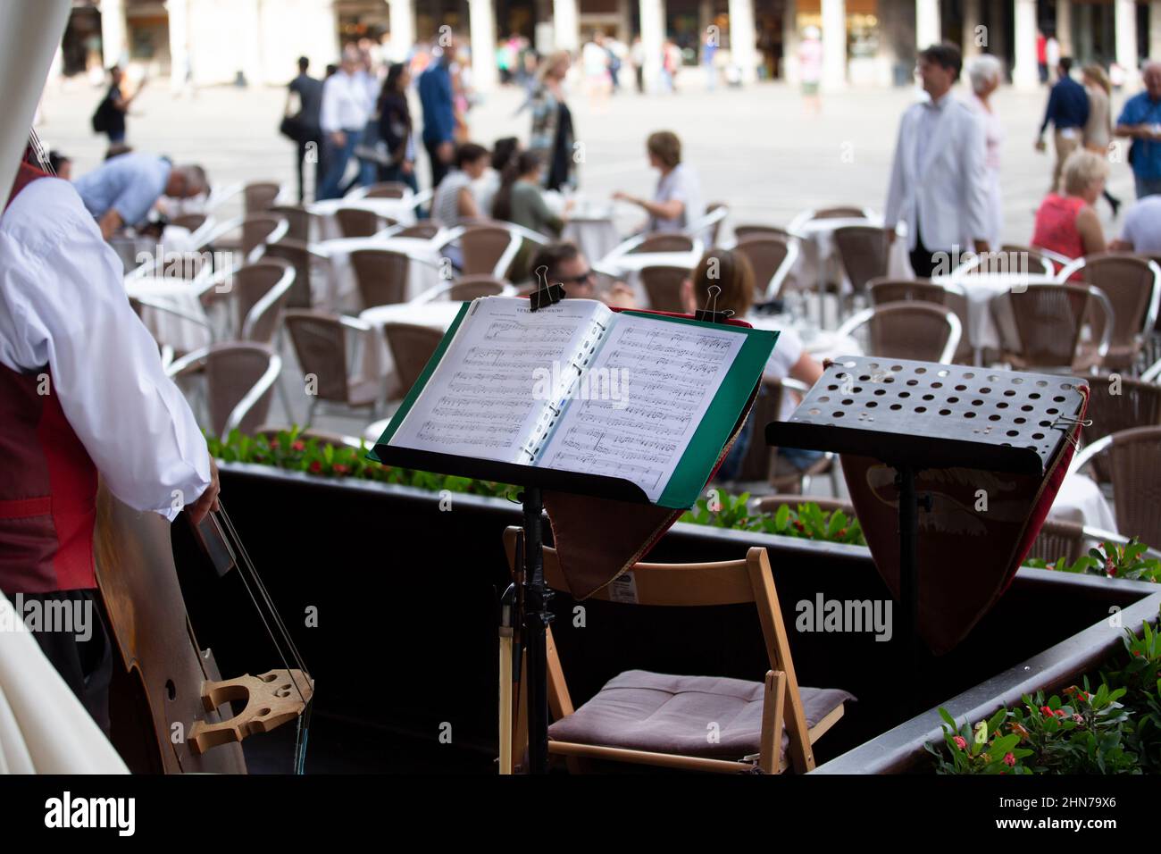 Musiker, die Musik für die Touristen spielen, die sich um den Markusplatz versammeln die Musik wird von den Restaurants Quadri, Lavena und Florian auf einer Da gespielt Stockfoto