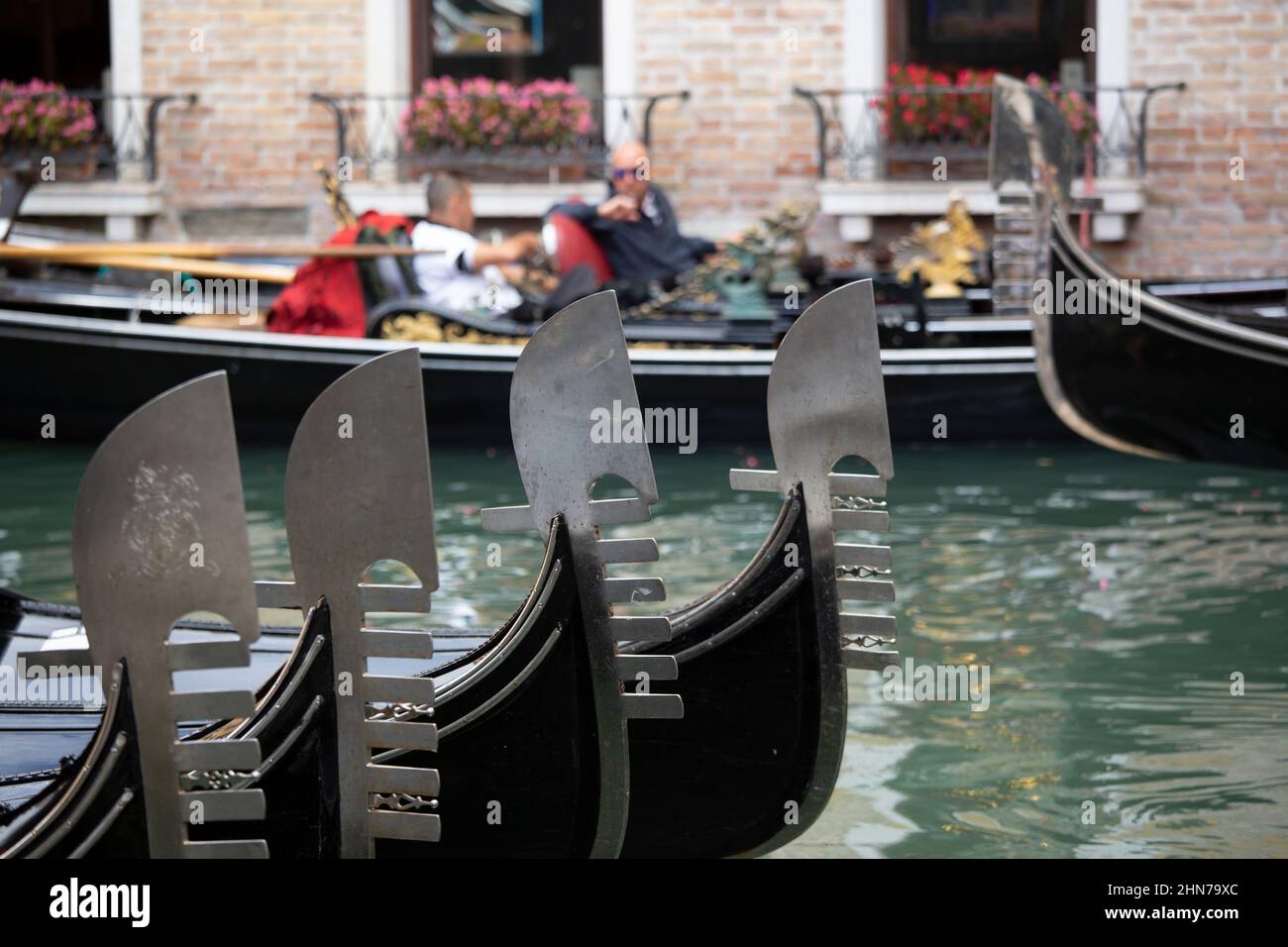 Die Tractional venetian Gondel aufgereiht und bereit, Touristen der Stadt auf eine romantische Reise durch einige der Kanäle zu nehmen Stockfoto