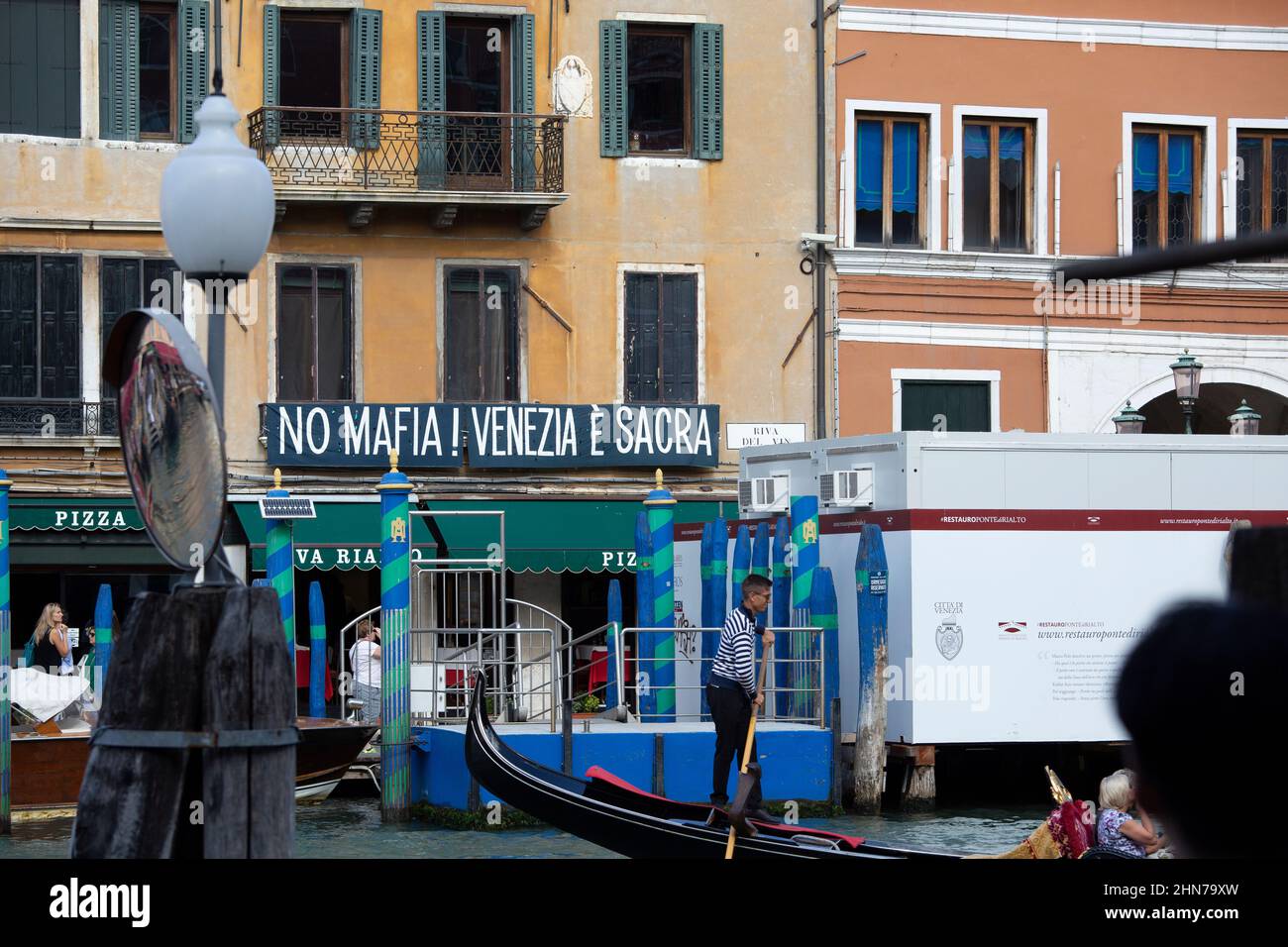 Eine Straßenszene in Venedig mit einem Schild, das etwas Abneigemittel gegen die Mafia zeigt Stockfoto