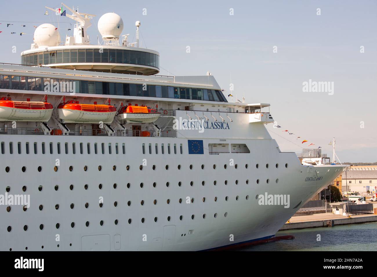 Die großen Kreuzschiffe, die täglich auf Venedig abfahren und mit ihnen Massen eifriger Touristen mit Wassersteuer von Schiff zu Land bringen Stockfoto