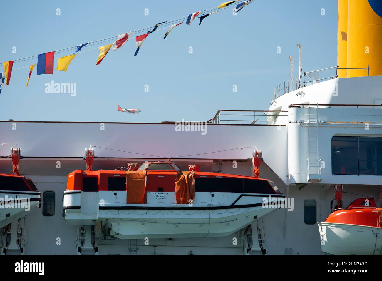 Die großen Kreuzschiffe, die täglich auf Venedig abfahren und mit ihnen Massen eifriger Touristen mit Wassersteuer von Schiff zu Land bringen Stockfoto