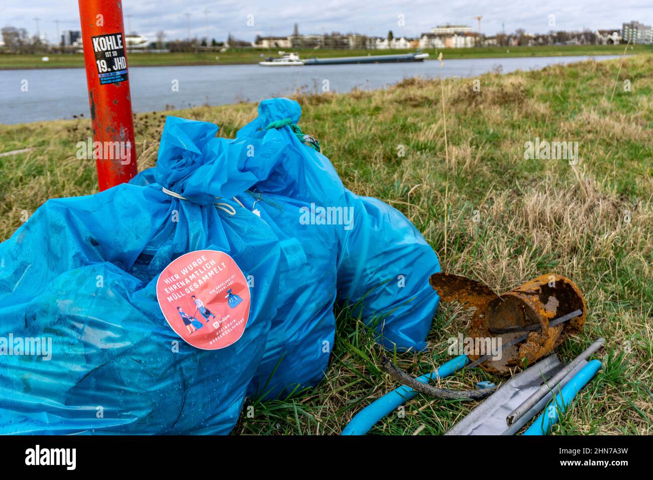 Der Rhein bei Düsseldorf, Müllsäcke in den Rheinwiesen gesammelt, warten darauf, weggenommen zu werden, freiwillige Sammelaktion, #Reinrhein, NRW, Germ Stockfoto