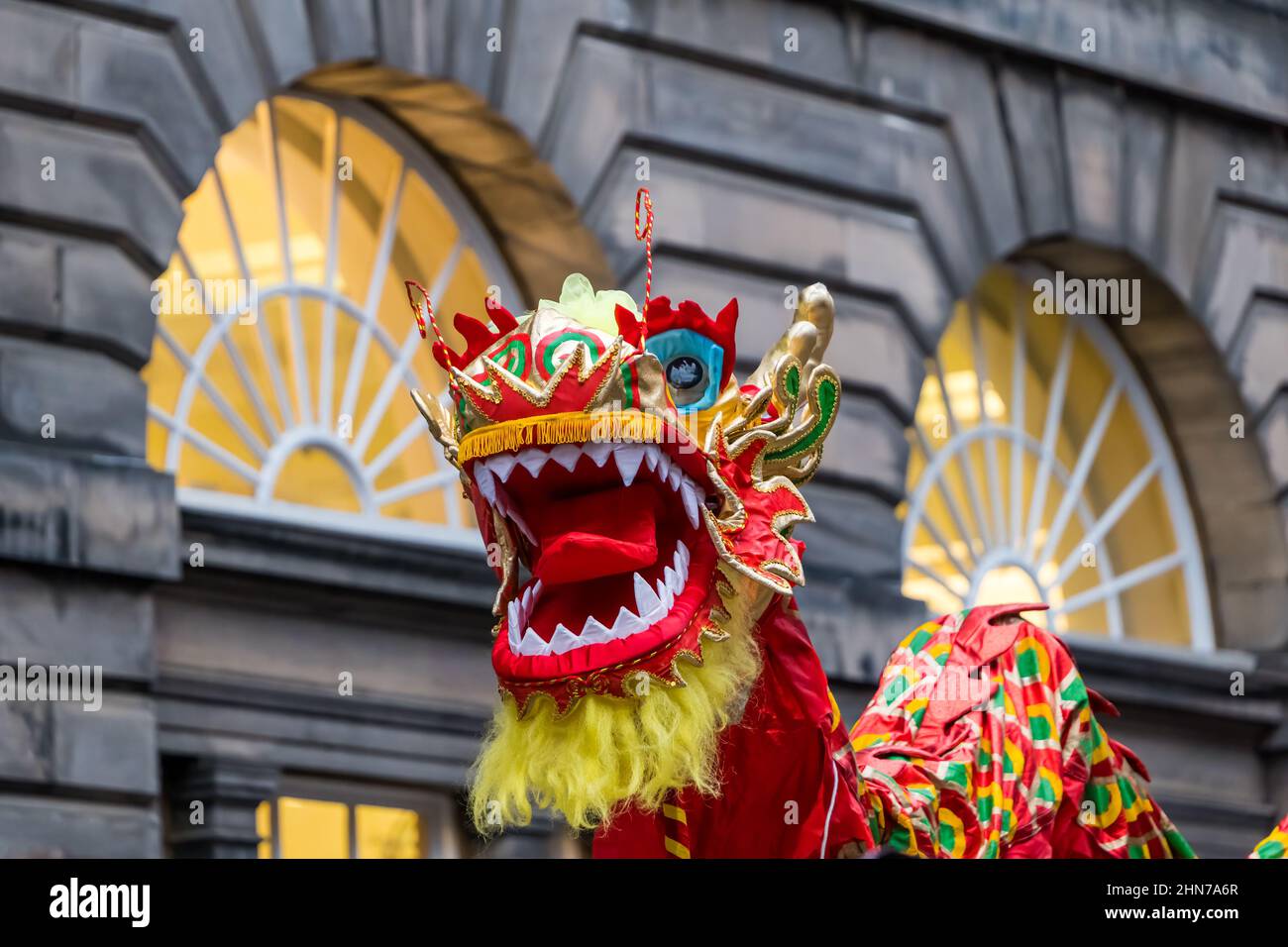 Chinesische Neujahrsfeier mit einem bunten Drachen, City Chambers, Edinburgh, Schottland, Großbritannien Stockfoto
