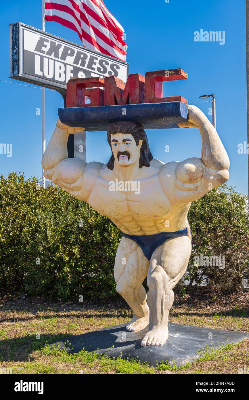 Die GMC Strong man Statue, eine Attraktion am Straßenrand - Homosassa, Florida, USA Stockfoto