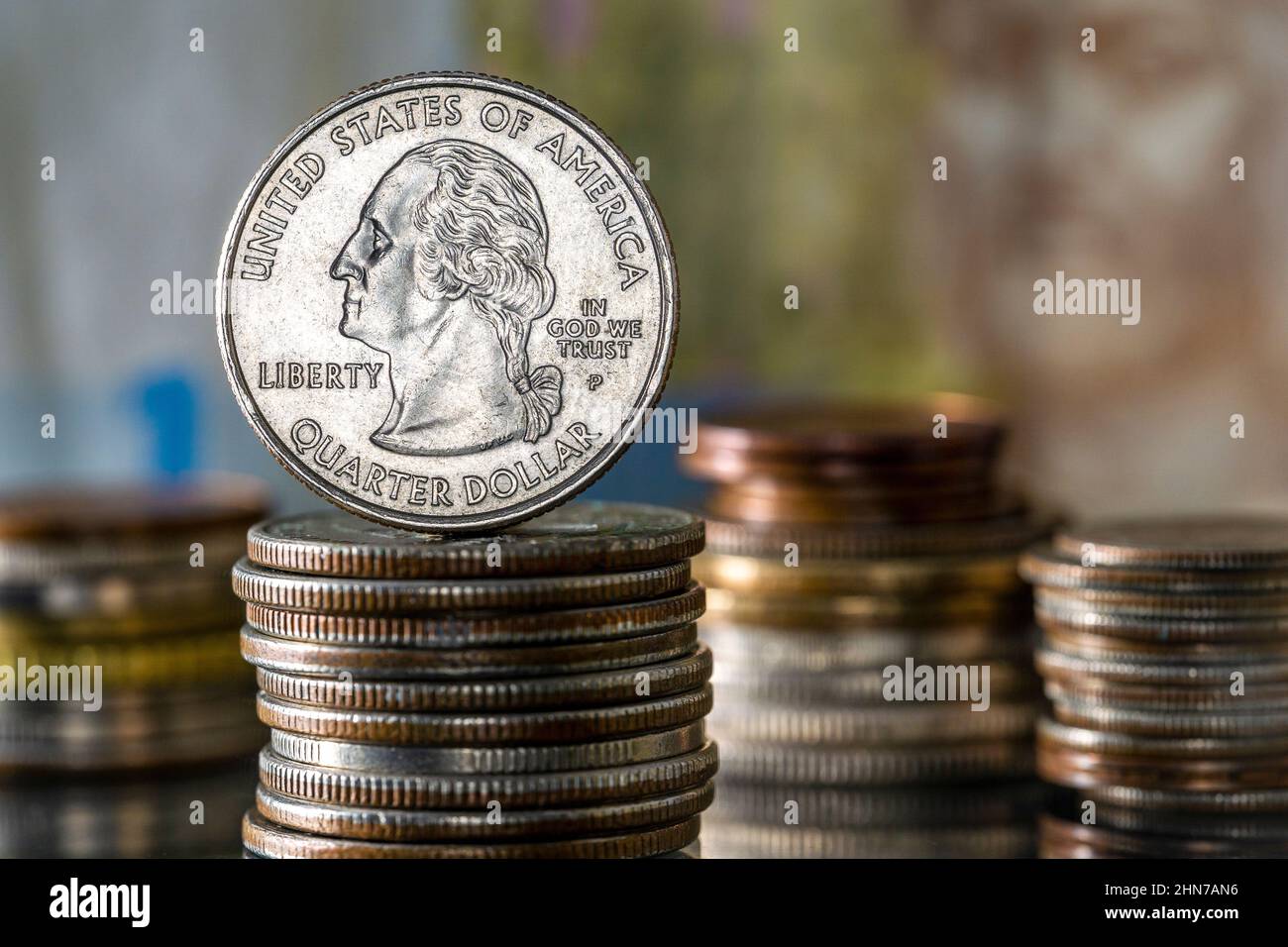 Inflation Zinssätze Vierteldollar George Washington auf dem Stapel von Münzen Stockfoto