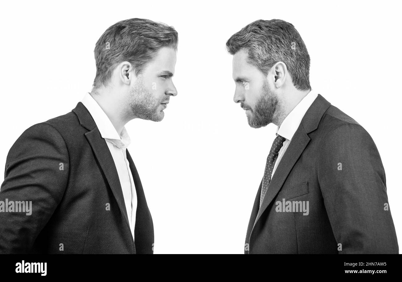 Zwei Geschäftsleute, die sich im Geschäftskonflikt, im Widerstand, gegenseitig in den Hauptrollen Stockfoto