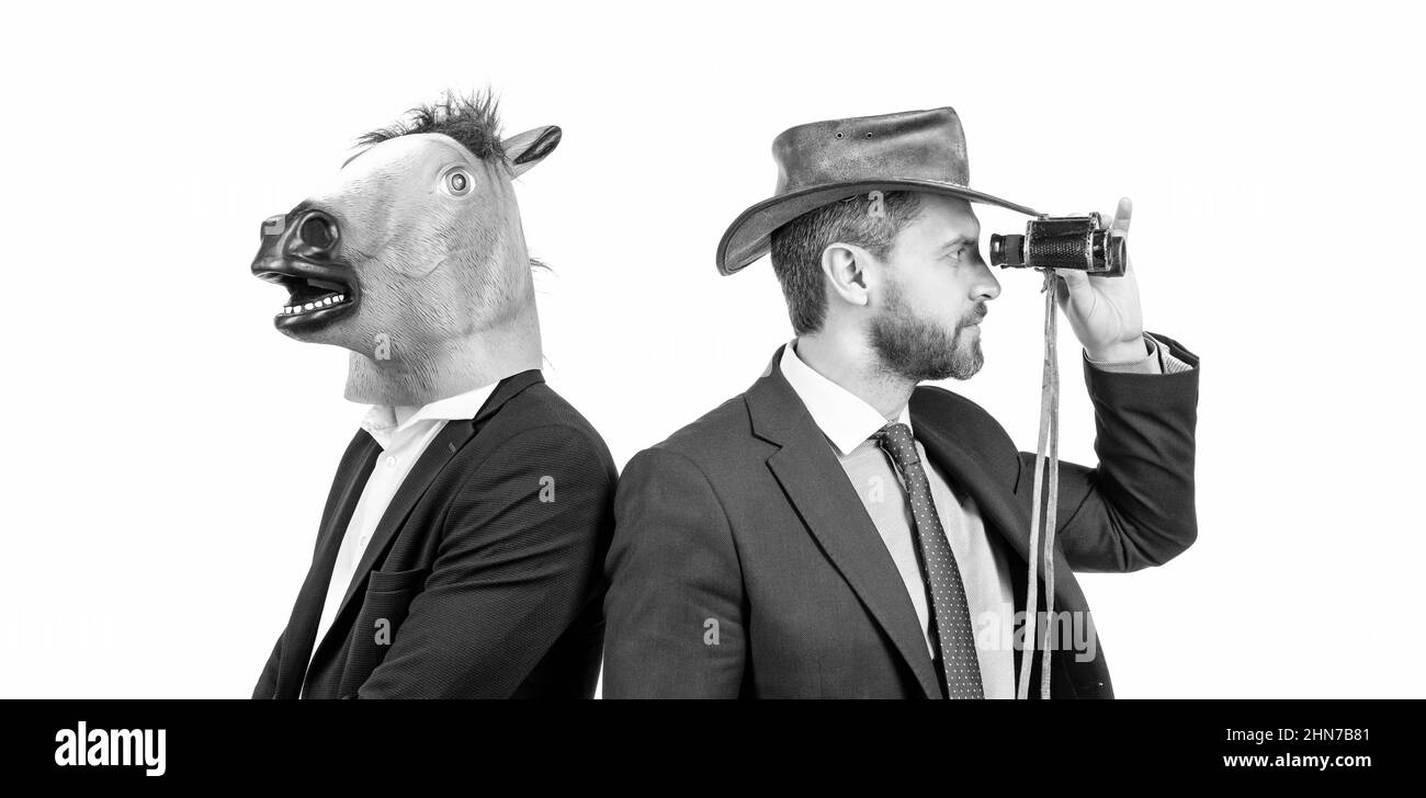 Starrt in die Ferne. Seltsame Geschäftsleute. Firmenkostüm Party. Corporate Halloween Stockfoto