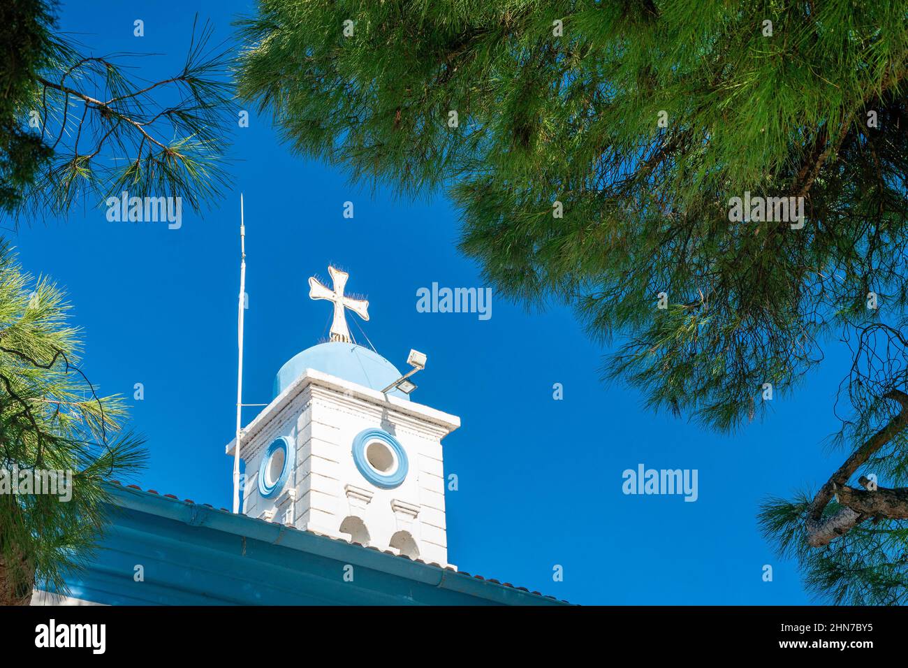 Orthodoxes Kloster von st. Nichola, auf zwei Inseln in porto lagos, in der Nähe der Stadt xanthi, griechenland. Schöne Sicht auf die Kirche durch die Fichte Stockfoto