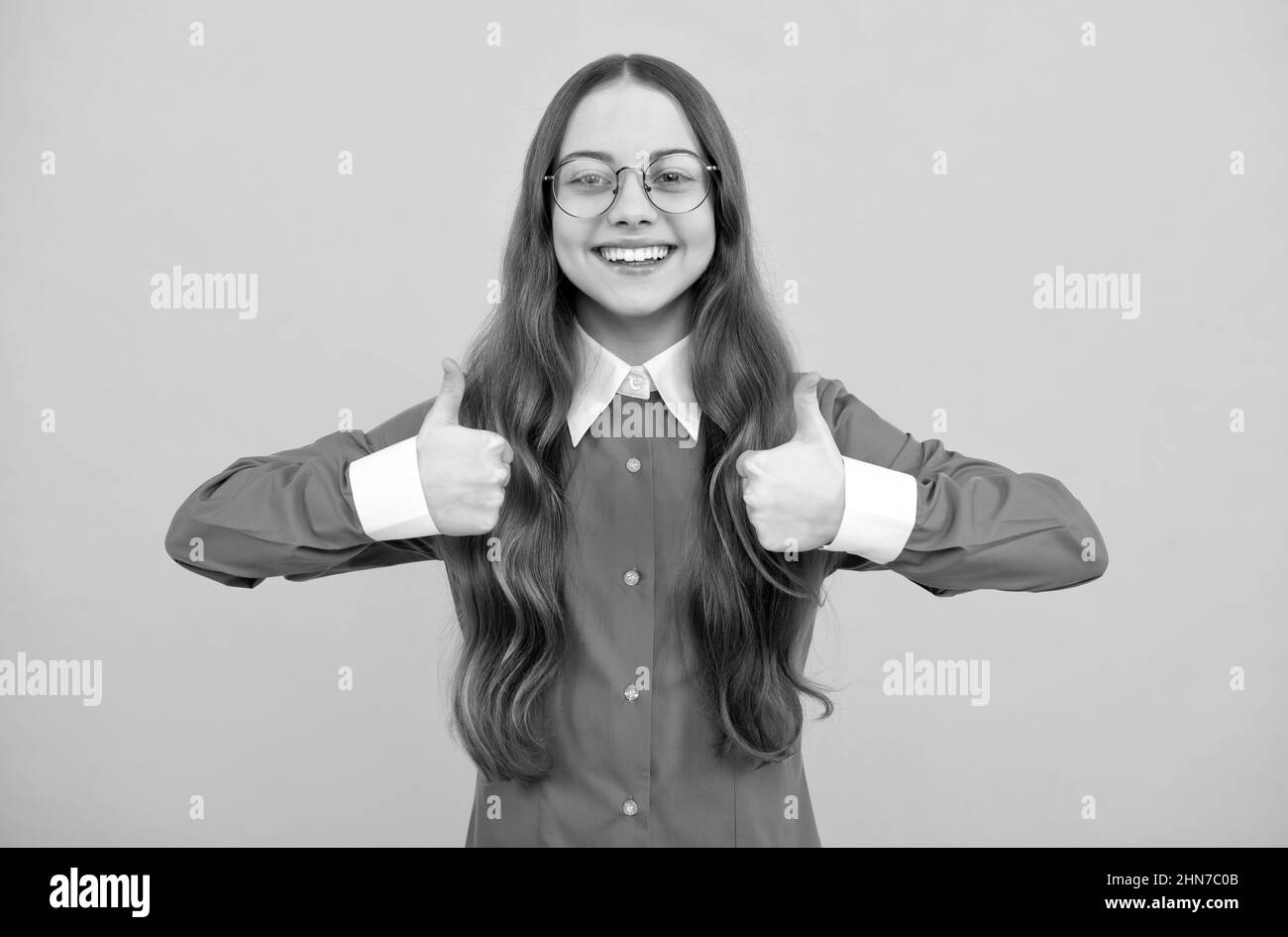 Ausbildung, Zufriedenheit. Happy teen Mädchen geben Daumen hoch. Geste der Zufriedenheitshand. Seien Sie zufrieden Stockfoto