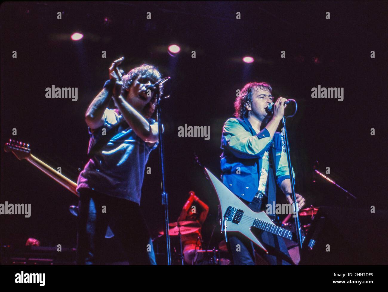 Bob Mayo und Mick Jones von der anglo-amerikanischen Band Foreigner treten 1985 in der Wembley Arena in London auf. Stockfoto