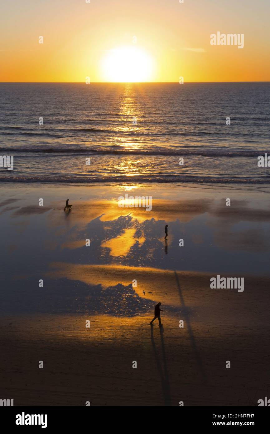 Vertikale Landschaftsansicht des Sonnenuntergangs über dem Horizont des Pazifischen Ozeans. Menschen wandern am Del Mar Beach San Diego, malerische kalifornische Küste Stockfoto