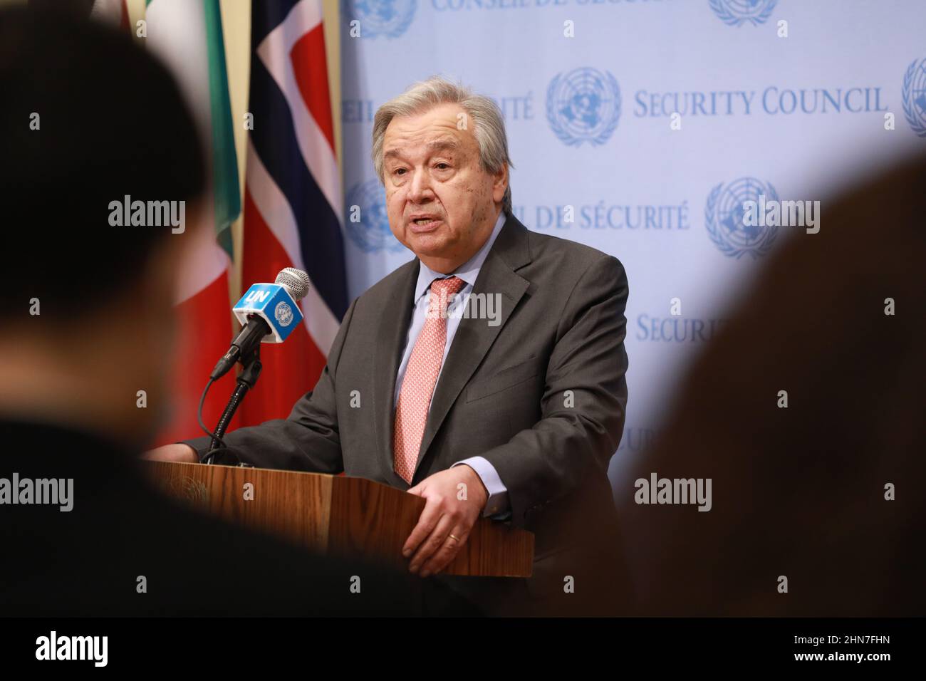 Vereinten Nationen. 14th. Februar 2022. UN-Generalsekretär Antonio Guterres spricht am 14. Februar 2022 bei einem Pressegespräch im UN-Hauptquartier in New York. Guterres forderte am Montag Diplomatie, um die verschärften Spannungen zwischen Russland und der Ukraine zu entschärfen. Quelle: Xie E/Xinhua/Alamy Live News Stockfoto