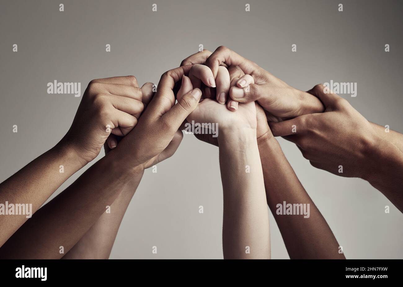 Als Team. Eine kurze Aufnahme von nicht erkennbaren Geschäftsleuten, die als Team zusammenkommen. Stockfoto