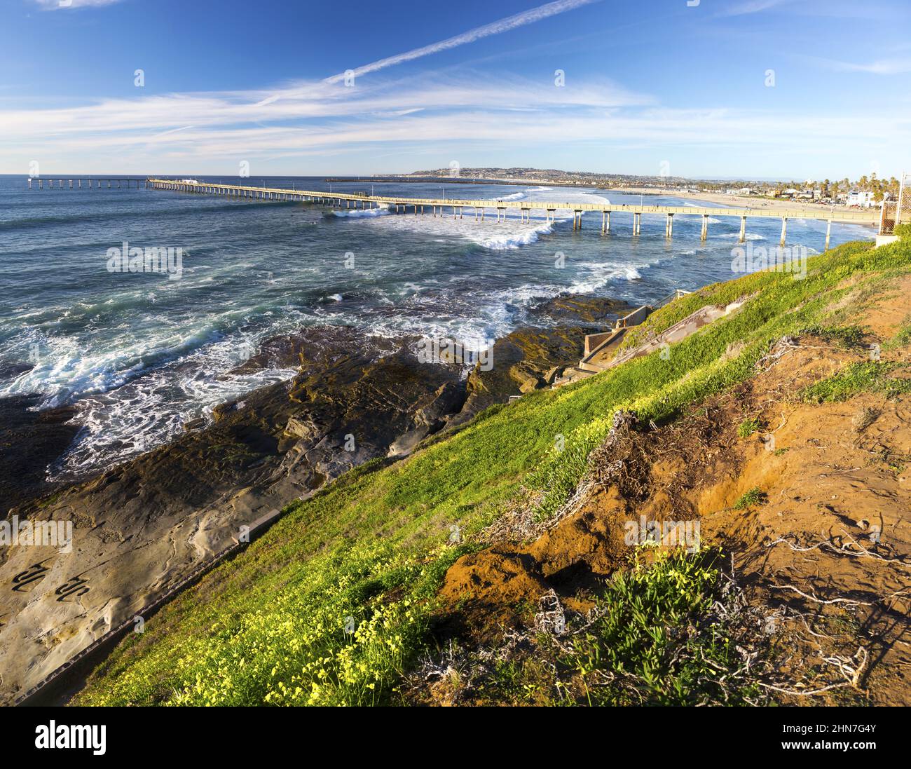 Ocean Beach Pier Breaking Tide Waves Aus Der Vogelperspektive Nordkalifornien Pazifikküste. Malerische San Diego Seascape Clear Sunny Winter Day Stockfoto