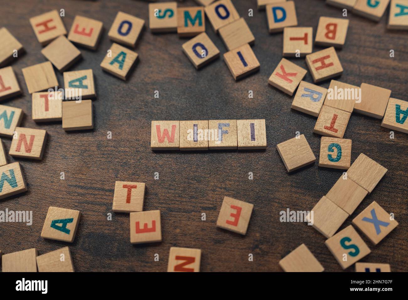 Wi-Fi Wort aus verstreuten hölzernen Buchstaben - Konzept. Hochwertige Fotos Stockfoto