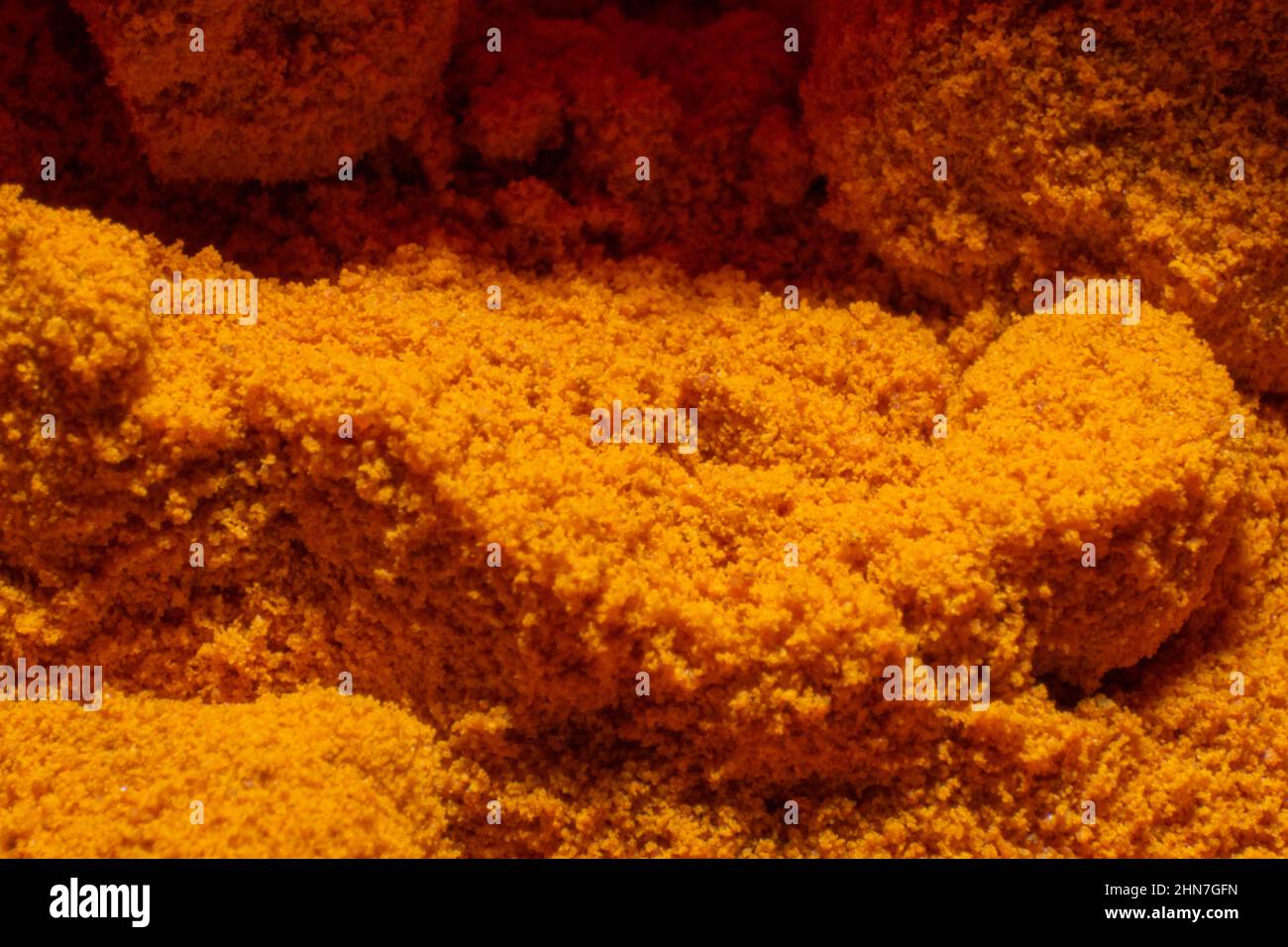 Lebensmittel Gewürze Nahaufnahme Fotografie, Aromen von kulturellen Speisen. Kochen mit Geschmack. Safran, orange Farbe auf Speisewürzen. Stockfoto