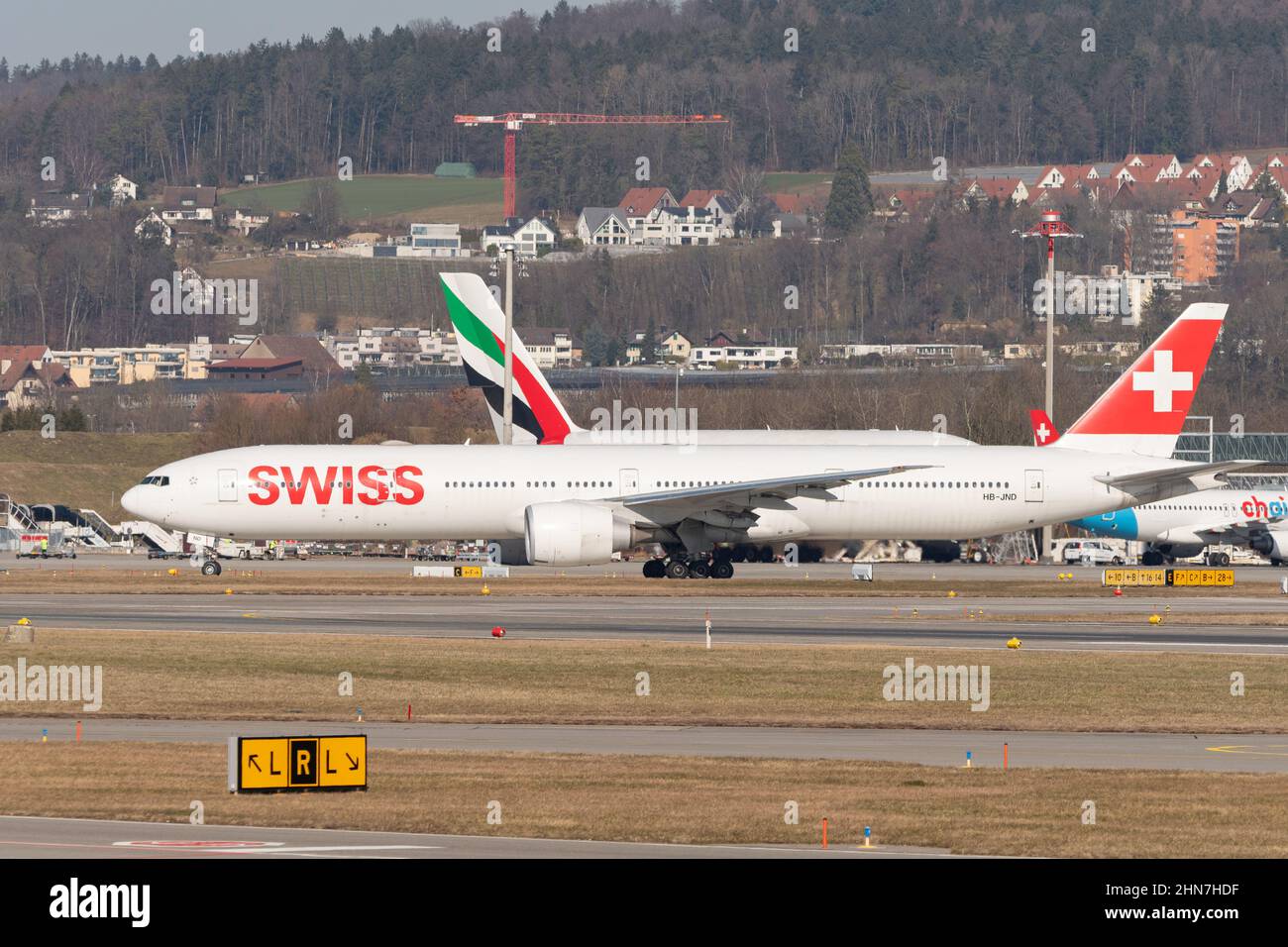 Zürich, Schweiz, 10. Februar 2022 die Boeing 777-300ER von Swiss International Airlines rollt auf der internationalen Flugbahn zu ihrer Start-Position Stockfoto