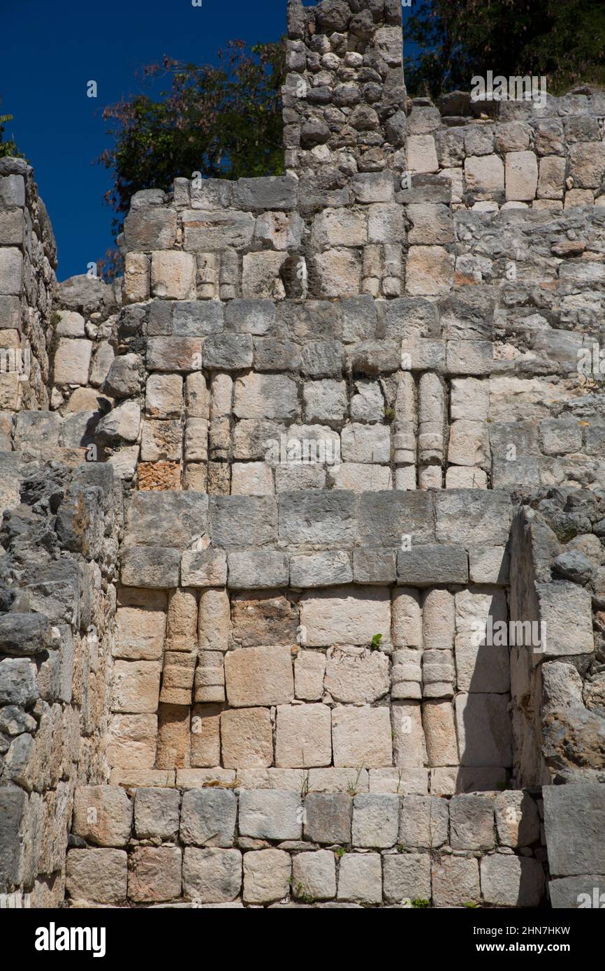 Steinsäulen, Tempel des Nordens, Edzna Archäologische Zone, Campeche Staat, Mexiko Stockfoto