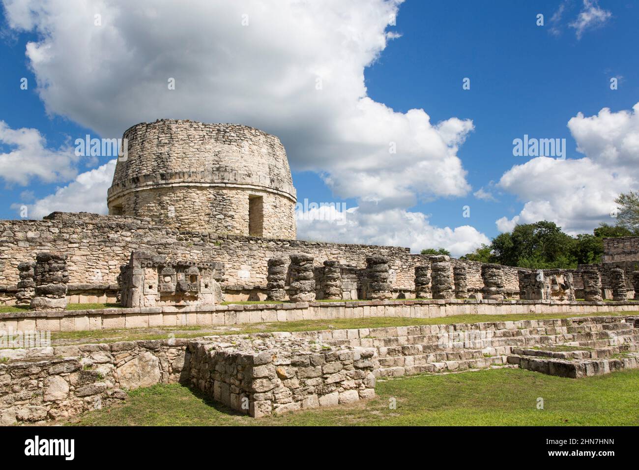 Chac Complex (Vordergrund), Round Temple (Hintergrund), Maya-Ruinen, Mayapan Archäologische Zone, Yucatan State, Mexiko Stockfoto