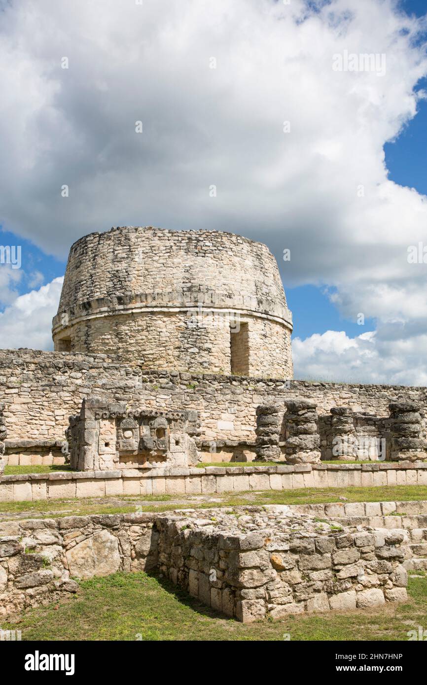 Chac Complex (Vordergrund), Round Temple (Hintergrund), Maya-Ruinen, Mayapan Archäologische Zone, Yucatan State, Mexiko Stockfoto