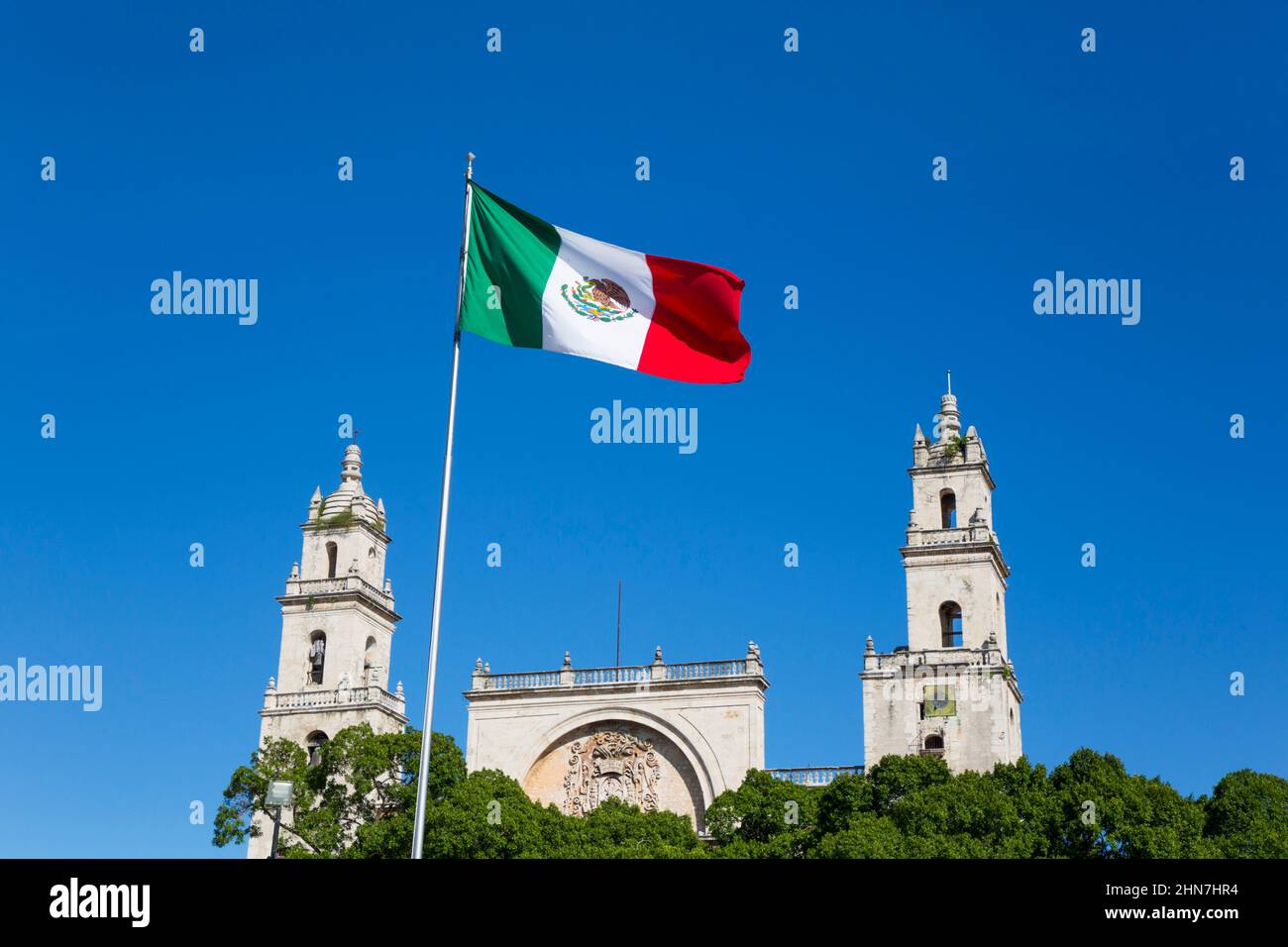 Mexikanische Flagge, Plaza Grande, Kathedrale von IIdefonso (Hintergrund), Merida, Bundesstaat Yucatan, Mexiko Stockfoto
