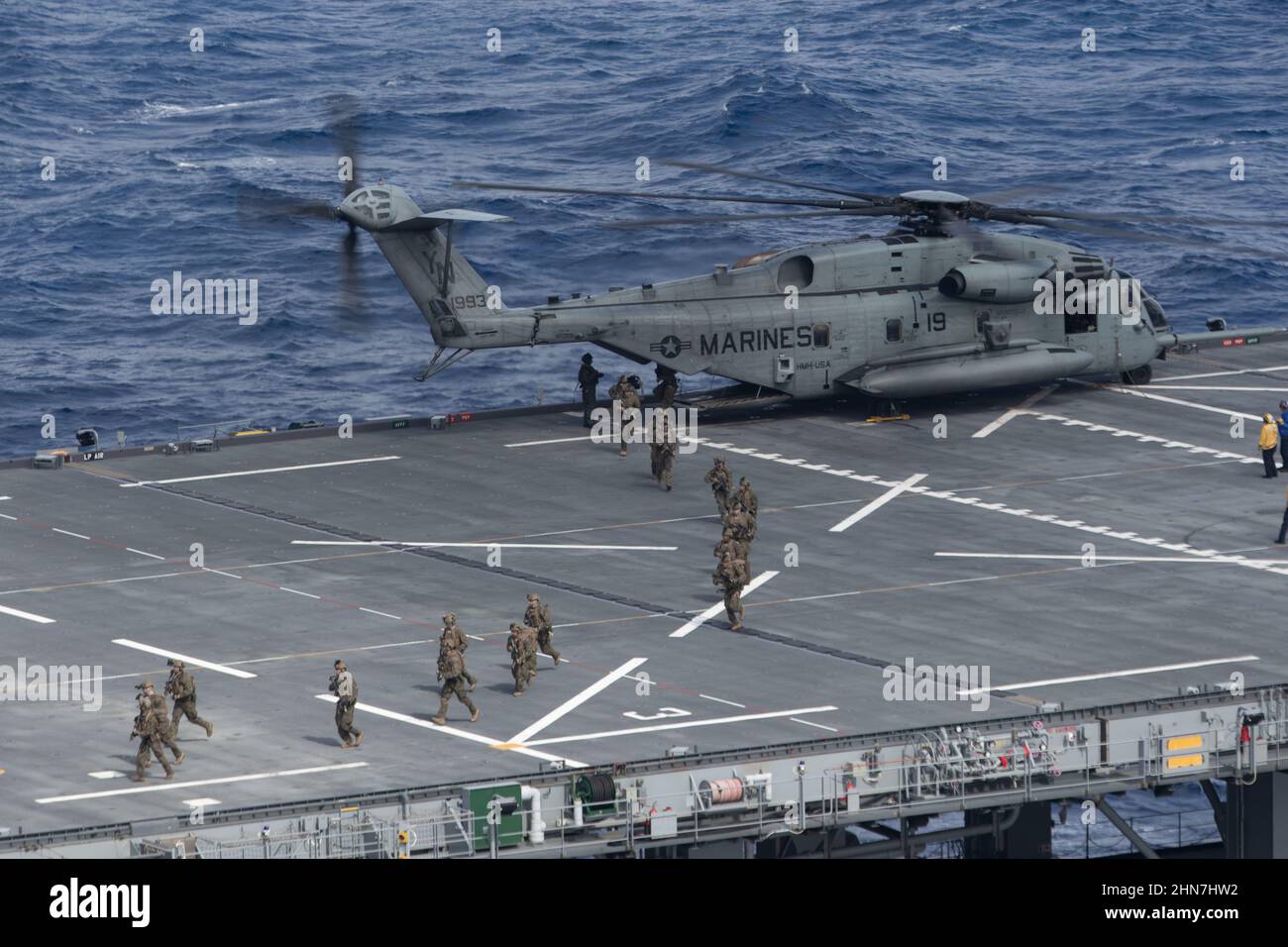 US-Marineinfanteristen mit dem Bataillon Landing Team 1/5, steigen mit Marine Medium Tiltrotor Squadron (VMM) 265 (rein.) an Bord der Expeditionssstation USS Miguel Keith (ESB 5) in der philippinischen See einen Super-Hengst CH-53E aus, der am 2. Februar 2022 an Bord war. Das Marine- und Marine-Korps, das zusammenkommt, um diese Operationen auf See durchzuführen, behält ihren Status als Bereitschaftstruppe bei, die bereit ist, sofort rund um den Globus zu handeln. Die 31st MEU ist an Bord von Schiffen der America Amphibious Ready Group im Einsatzgebiet der 7th Flotten tätig, um die Interoperabilität mit Verbündeten und Partnern zu verbessern und zu dienen Stockfoto