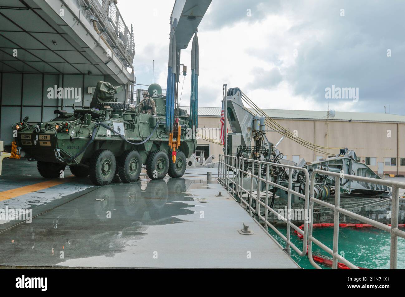 Soldaten der US-Armee, die dem ersten amerikanischen Korps zugewiesen wurden, führen ein Roll-on-Roll-off-Training mit einem Stryker-Kampffahrzeug an Bord der USNS-Stadt Bismarck auf dem Marinestützpunkt Guam durch, 9. Februar 2022. Mitglieder des ersten amerikanischen Korps, die von der Joint Base Lewis-McChord nach Guam entsandt wurden, um eine Trainingsoperation durchzuführen, die die Bereitschaft verbessert, die gemeinsame Interoperabilität demonstriert und verteilte Missionsbefehle im Pazifik ausübt. (USA Armee-Foto von SPC. Richard Carlisi, 1. Korps) Stockfoto