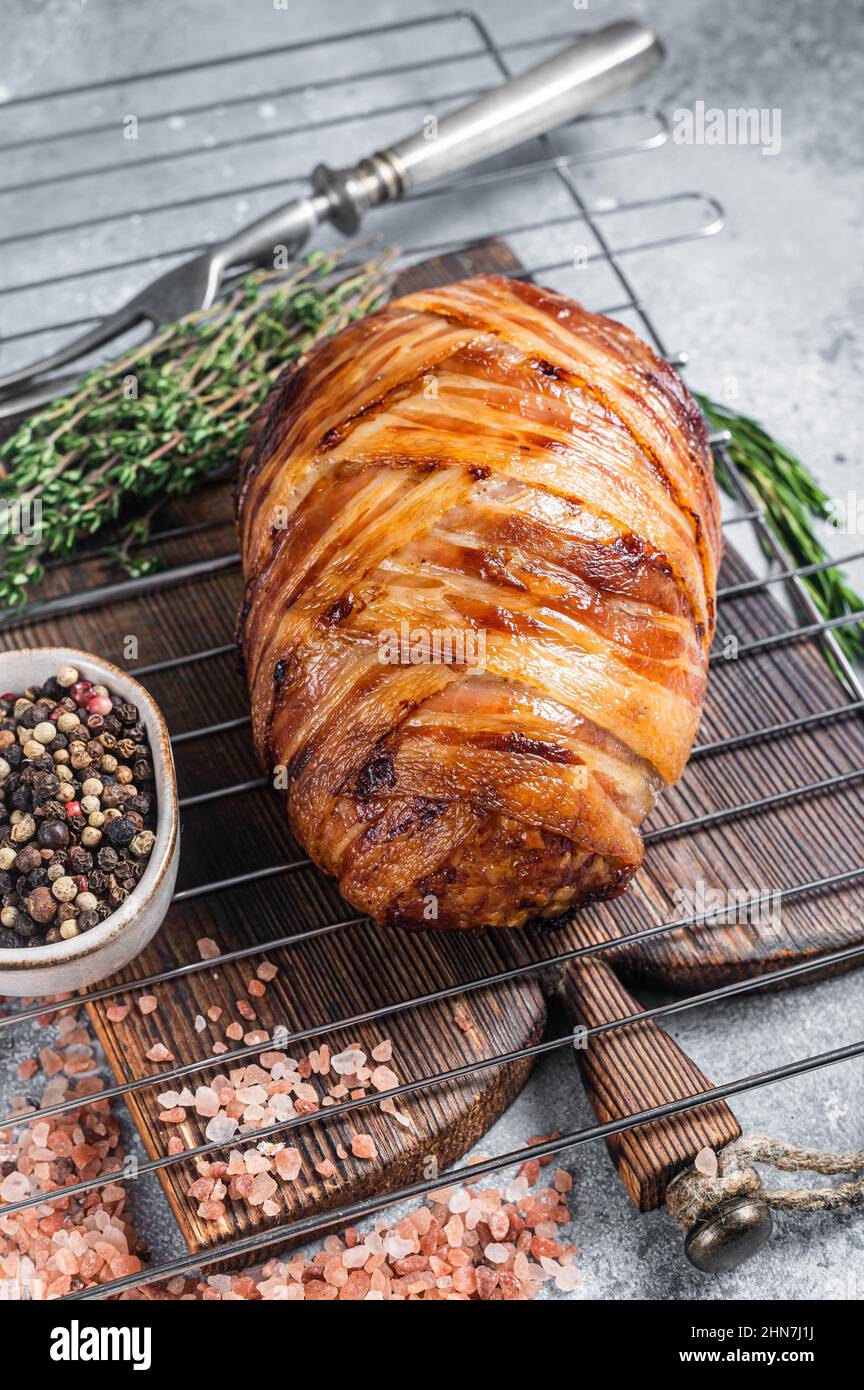 Gebackener Hackbraten mit Speck, Fleischkuchen auf einem Grill. Grauer ...