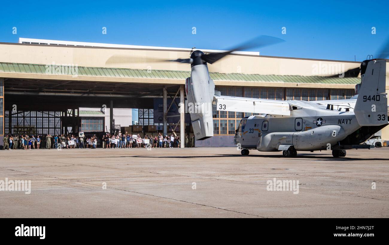 220212-N-GW654-1070 Ein CMV-22B Osprey, angeschlossen an Fleet Logistics Multi-Mission Squadron (VRM) 30, Taxis auf einer Flugfeldbahn auf der Naval Air Station North Island, Kalifornien. VRM-30, als Teil der Carl Vinson Carrier Strike Group und des Carrier Air Wing (CVW) 2, kehrte am 12. Februar 2022 nach einem achtmonatigen Einsatz in den Einsatzgebieten der US-Flotte von 3rd und 7th an die Naval Air Station North Island, Kalifornien, zurück. Die Carl Vinson CSG ist die erste Carrier-Strike-Gruppe, die mit einer Kombination aus Plattformen der vierten und fünften Generation innerhalb von CVW 2 eingesetzt wurde, die überwiegend den „Airwing of the Futu“ repräsentieren Stockfoto