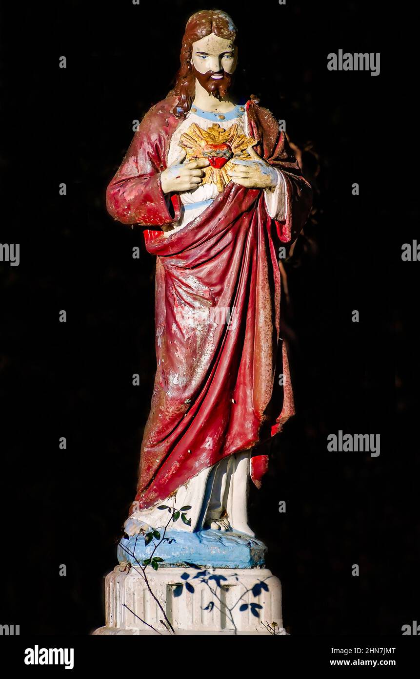 Eine Statue des Heiligen Herzens Jesu steht auf dem Dauphin Island Cemetery am 9. Februar 2022 in Dauphin Island, Alabama. Stockfoto