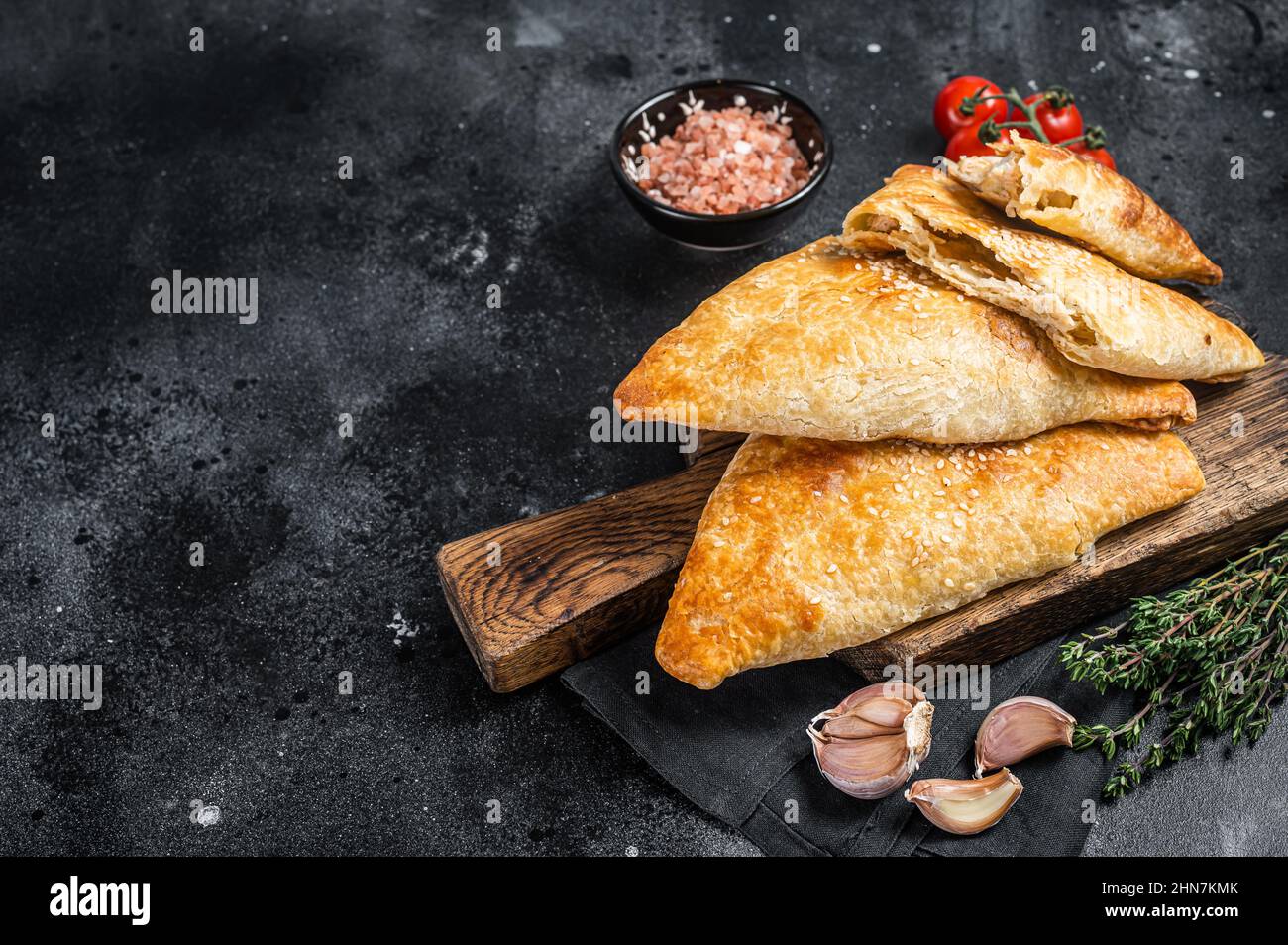 Usbekische und zentralasiatische samsa, Samosa-Torten. Schwarzer Hintergrund. Draufsicht. Speicherplatz kopieren Stockfoto