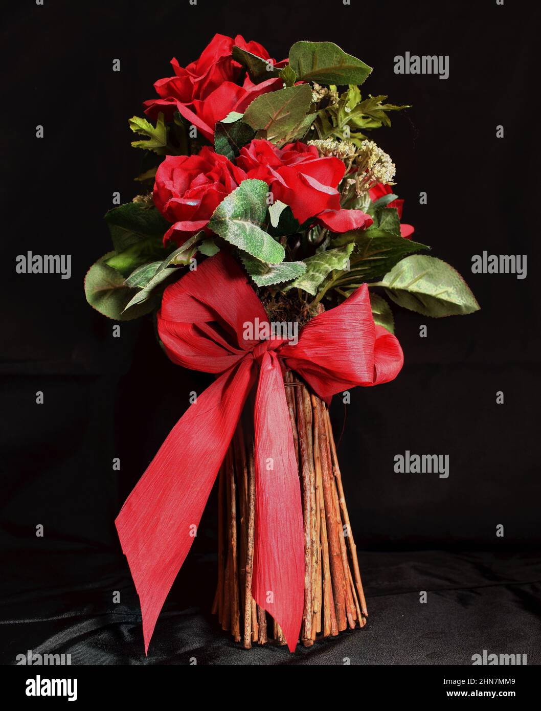 Künstliche Rosen in Rohrvase Stockfoto