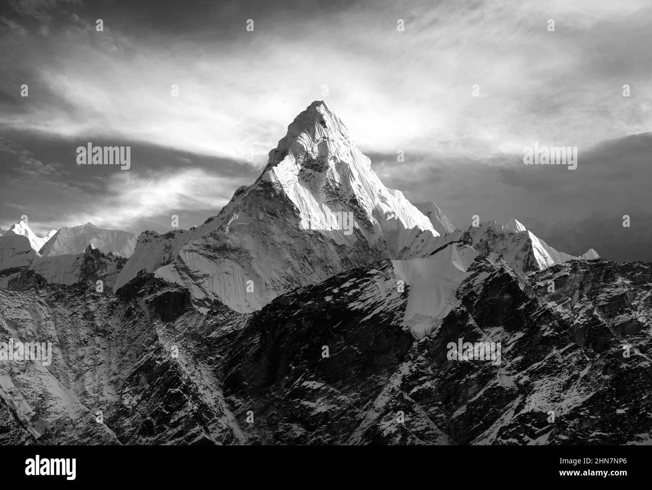 Mount Ama Dablam in den Wolken, schwarz-weiß Ansicht, Weg zum Everest Basislager, Khumbu Tal, Sagarmatha Nationalpark, Everest Gebiet, Nepal Stockfoto