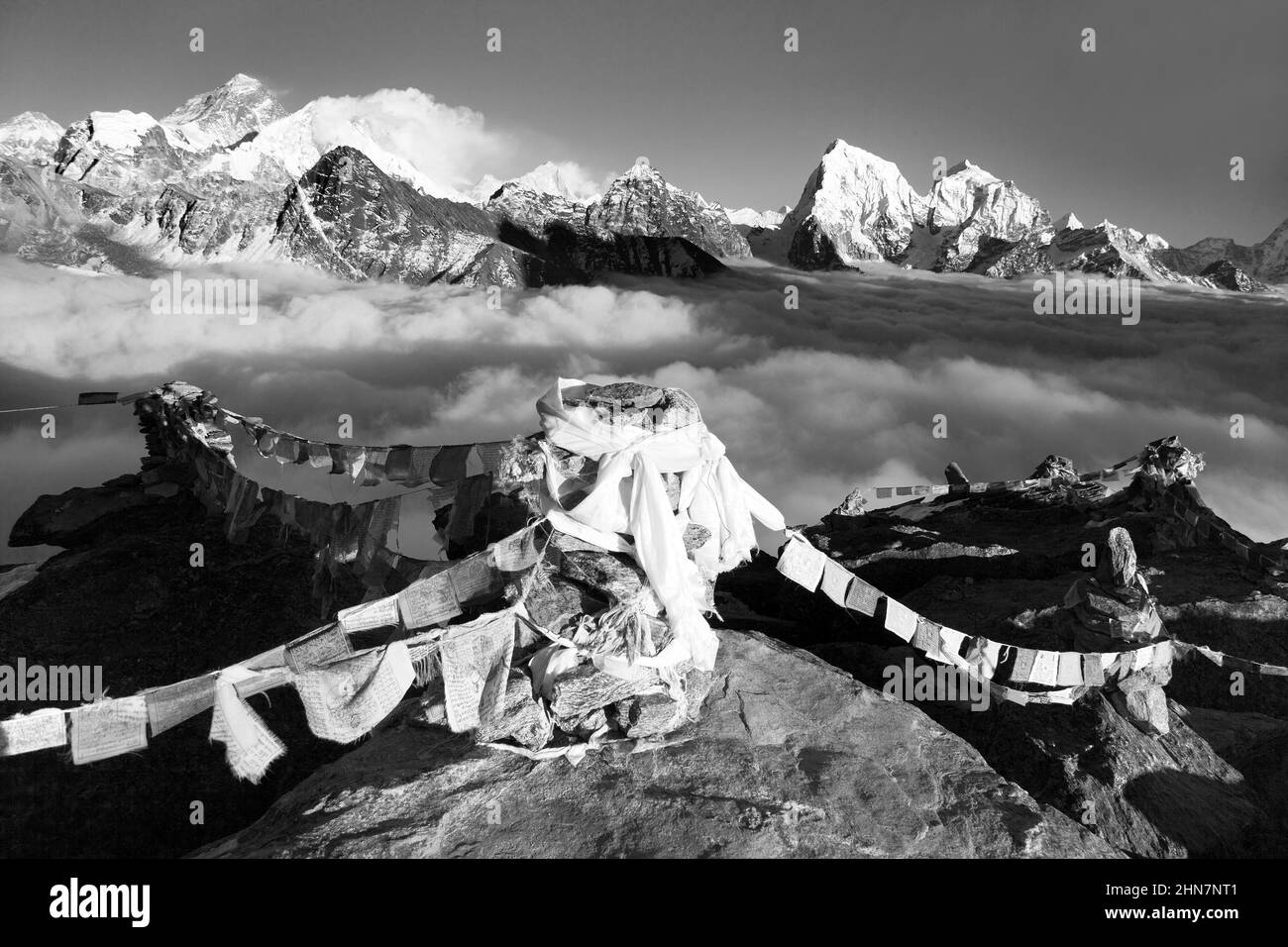 Blick auf Mount Everest und Lhotse mit buddhistischen Gebetsfahnen vom Gokyo Ri, Weg zum Everest-Basislager, Nepal Himalaya-Berge Stockfoto