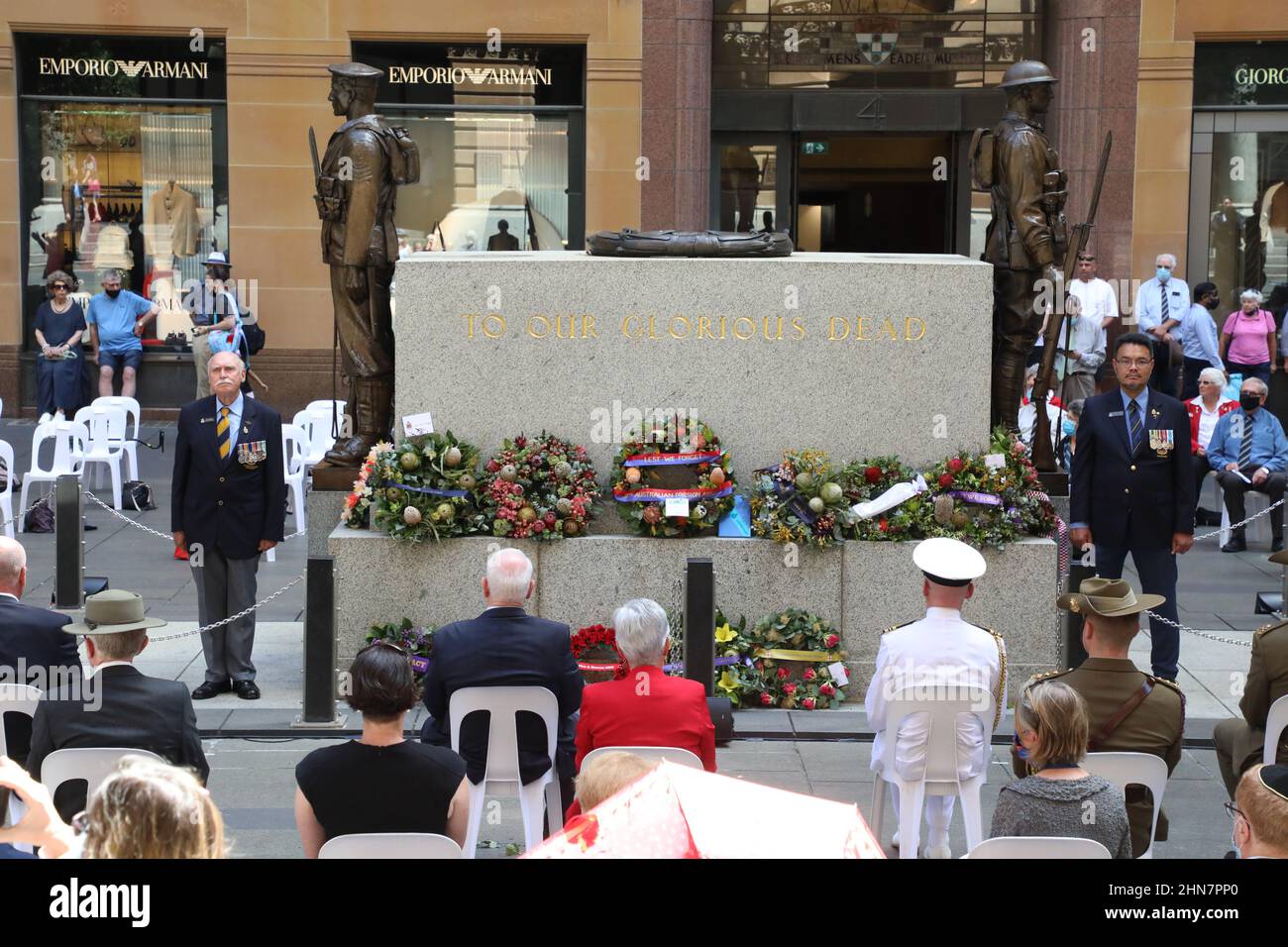 Sydney, Australien. 15th. Februar 2022. Ein Gottesdienst im Cenotaph in Martin Place gedachte des 80th. Jahrestages des Falls Singapurs, einer der bedeutendsten militärischen Niederlagen in der Geschichte des Vereinigten Königreichs und des Commonwealth. Mehr als 20.000 Australier dienten während des Zweiten Weltkriegs der Malayischen Kampagne und der Schlacht um Singapur, mit mehr als 1.700 Toten und weiteren 1.300 Verwundeten. Etwa 15.000 Australier gehörten zu den 130.000 alliierten Mitarbeitern, die als Kriegsgefangene gefangen genommen wurden, wobei mehr als 7.000 in Gefangenschaft umkamen, als der Krieg vorüber war. Kredit: Richard Milnes/Alamy Live Nachrichten Stockfoto